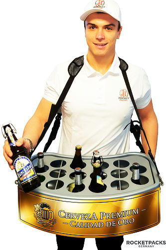 Una bandeja de venta ambulante ergonómica fabricada en madera, cargada con botellas de cerveza fría y snacks, sujeta por correas reforzadas para la venta móvil en festivales y mercados.