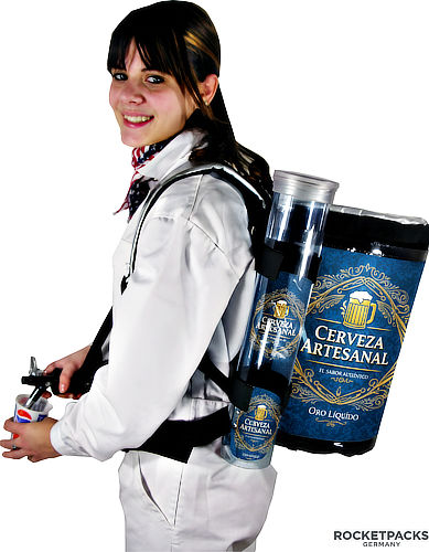 Acción de Rocketpacks marketing promocional en la playa donde un modelo viste una mochila de cerveza con publicidad visible, demostrando la eficacia del sistema para captar clientes y servir bebidas frescas al instante.