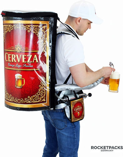 Un promotor utilizando una mochila dispensadora de cerveza profesional en un evento multitudinario al aire libre, sirviendo una caña con espuma perfecta desde el sistema de grifo manual integrado.