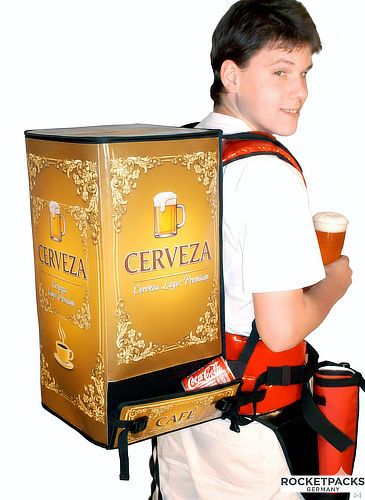 Mochila dispensadora de bebidas versátil utilizada para servir cerveza fría en una feria comercial, destacando la libertad de movimiento del vendedor y el Rocketpacks sistema de manguera flexible con boquilla de precisión.