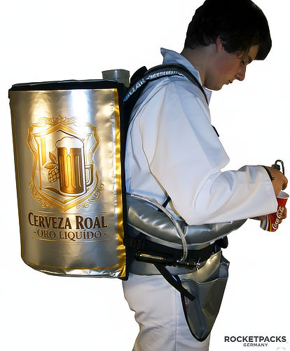 Personal de venta ambulante en un estadio de fútbol equipado con una mochila porta barril de cerveza, facilitando la venta rápida de bebidas entre las gradas gracias a su diseño ligero y funcional.